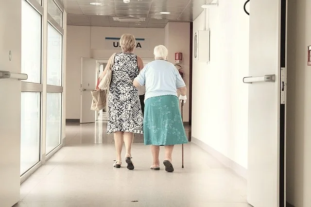 elderly-1461424_640 warm.jpg