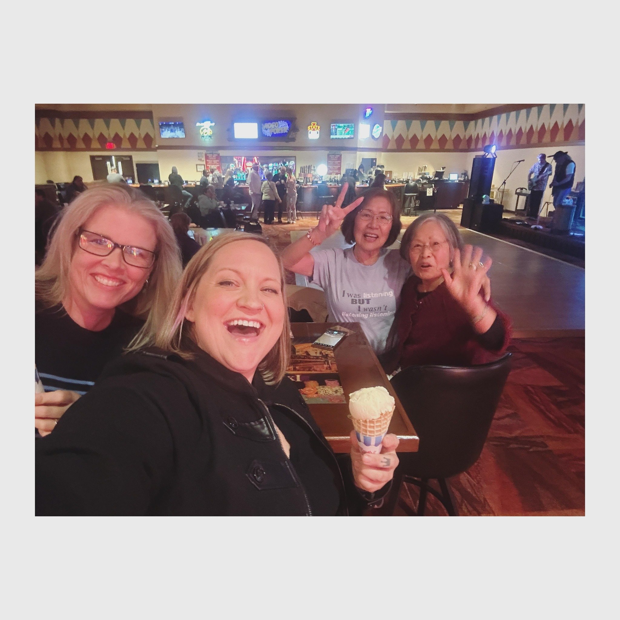 Made friends with these two ladies at the casino last night by sharing our table. Lee (far right) lost her husband in November and her sister flew in from Phoenix to spend some time with her and take her out dancing 💕✨