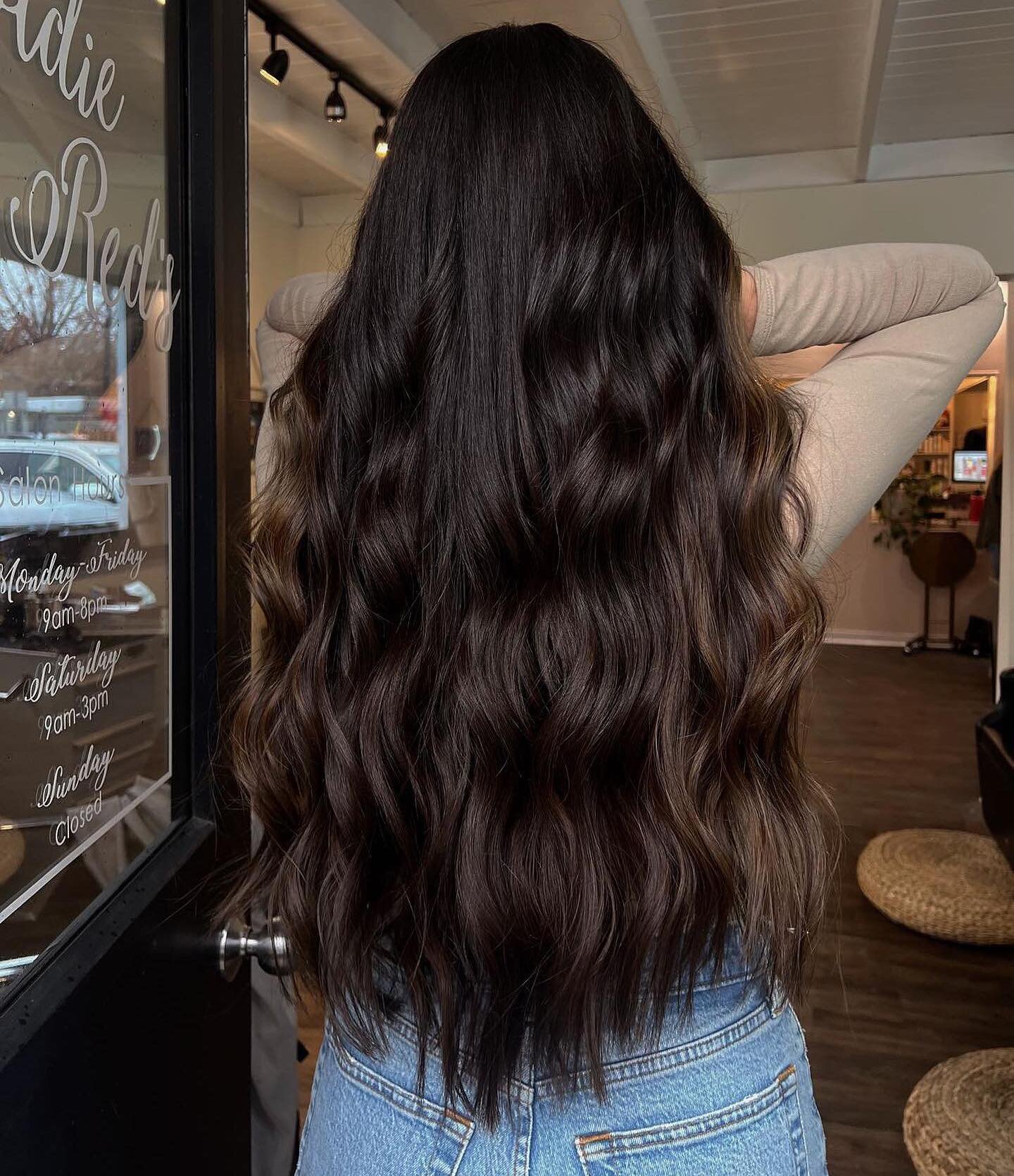 This gives Chocolate Lava Cake vibes. 

Great, now we&rsquo;re craving&hellip; hair like this &amp; the cake.🧁😏🍫 

#kevinmurphysalon #hairtrends2023 #haircolortrends #brunette #kevinmurphycolorme #color #goldieandreds #sustainablesalon #salon #ohi