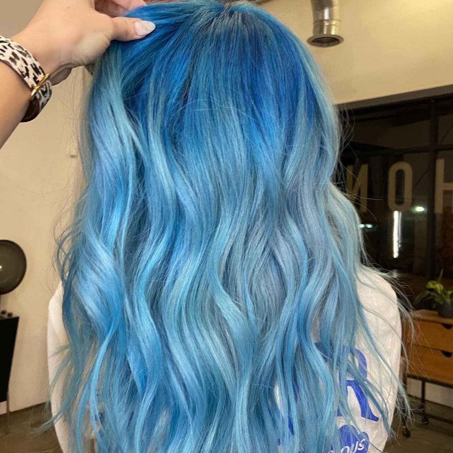 💙Da ba dee 
Da ba di 💙 
Hair by @prettygoodhair at @local_honey 
Achieved using @pulpriothair 
Swipe ➡️➡️ for the before 
.
.
.
#youareok#localhoneynashville#nashvillestylist #nashvillehairstylist #hairbrained #behindthechair #modernsalon #american