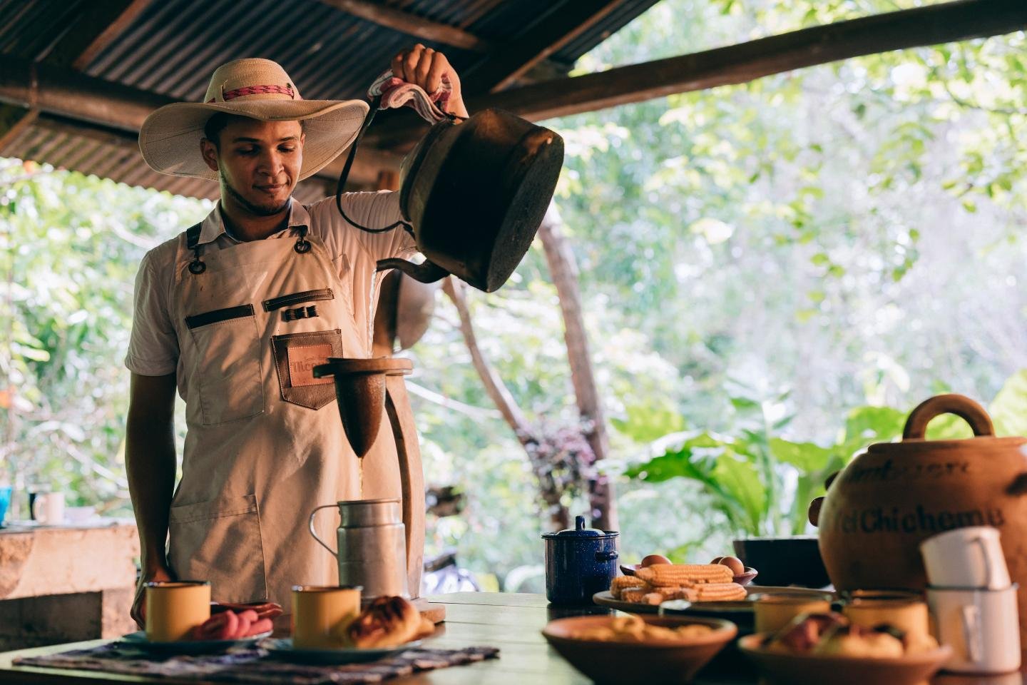 man-preparing-coffee-pour-el-sitio-don-pedro-nicoya2.jpg