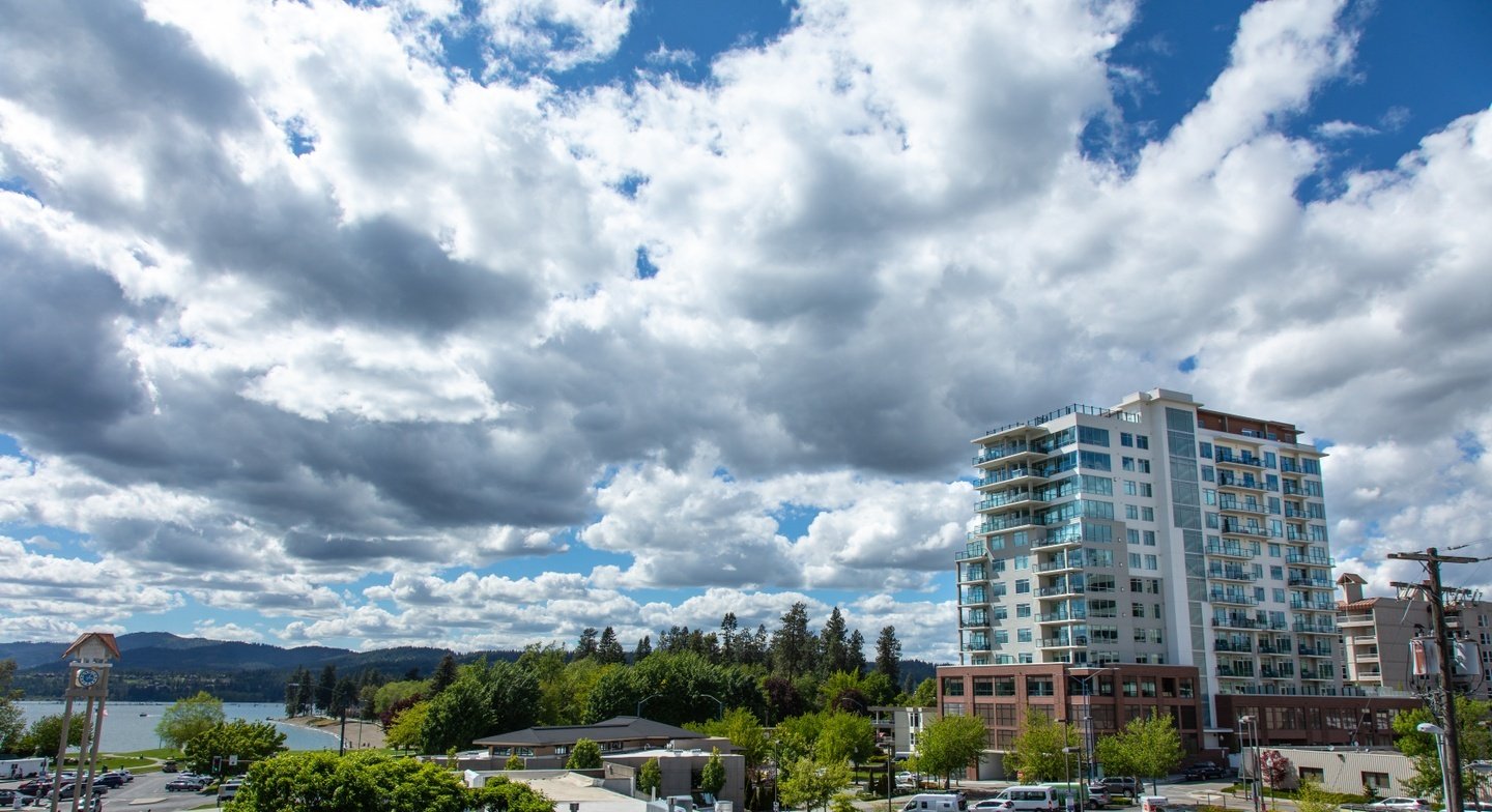 Another stunning day in Coeur d'Alene, and we're soaking up every moment of sunshine and those fluffy white clouds! 😍