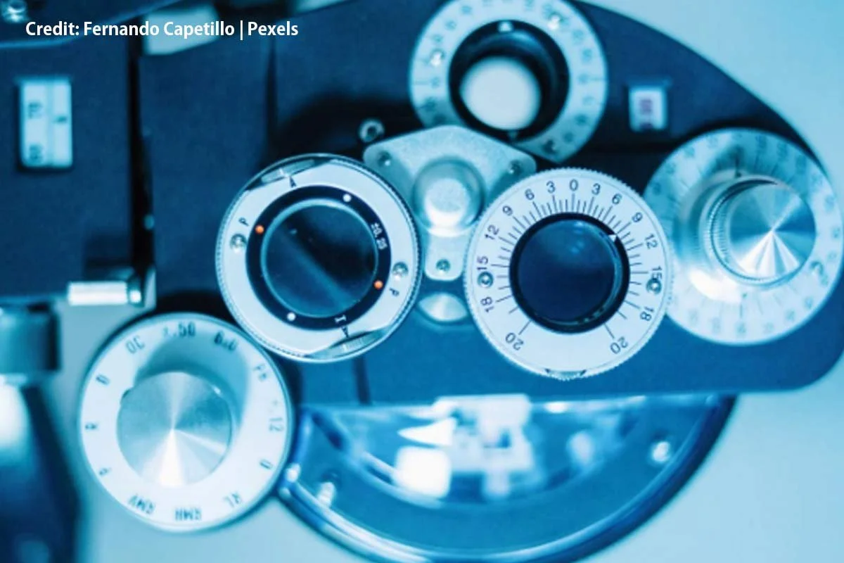 Dispensing & Disclosure: Legal Compliance for Contact Lenses and Eyewear Sales in Canada