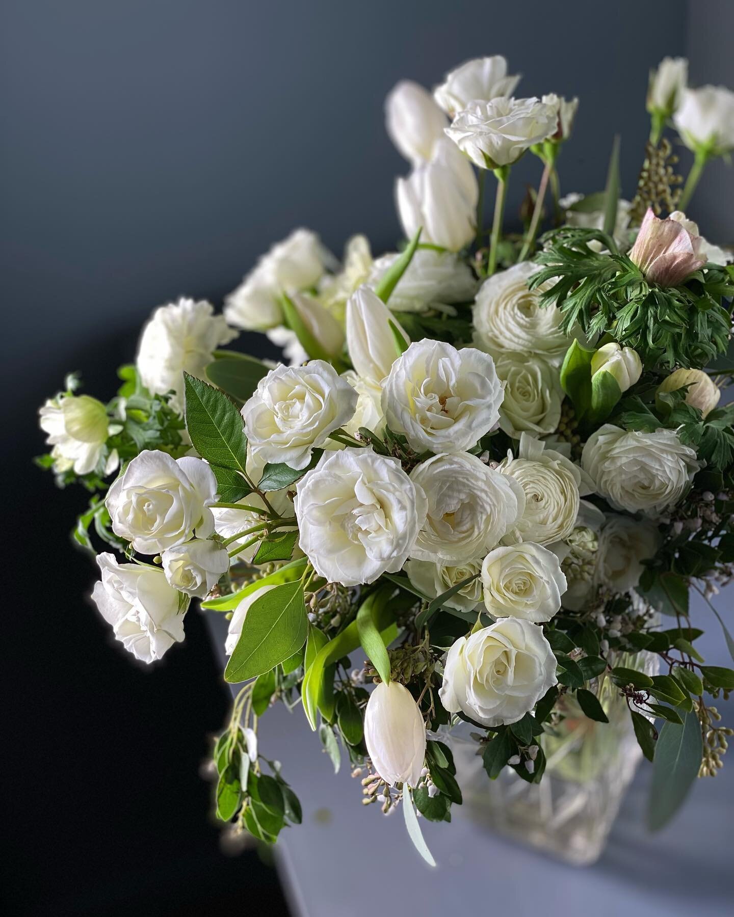 simple white hand-tie bouquet in a glass vase. 
Made with tulip, ranunculus, mini roses 
#noovobloom 
#floraldesign #bouquet #whitebouquet #tulip #ranunculus #rose #whiteflowers