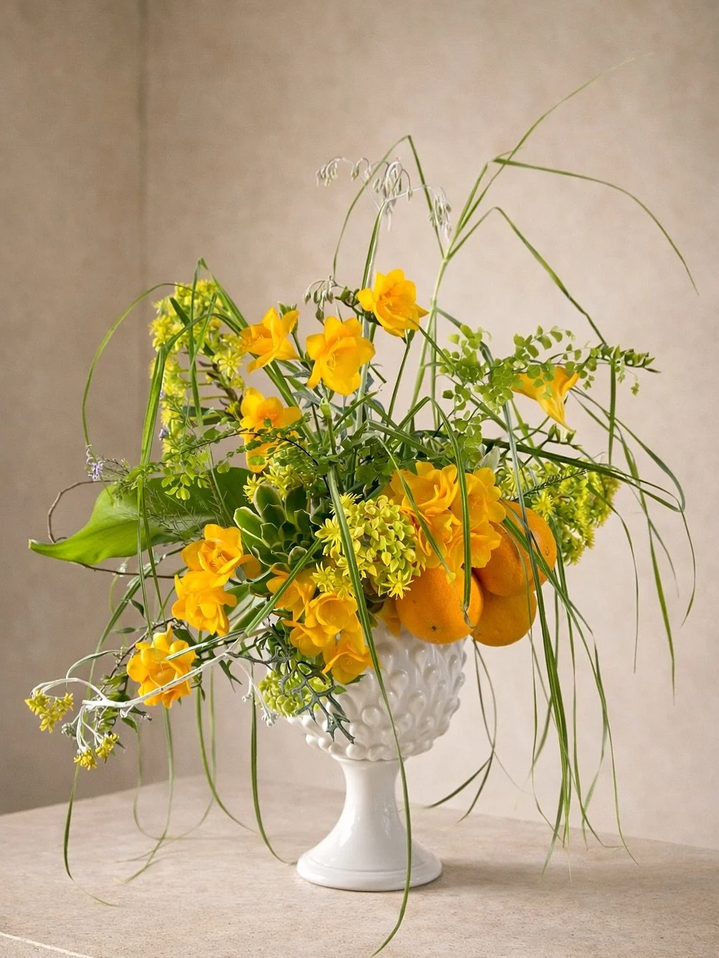 Sunlight, citrus, and a little bit of wild. 🍊🌿
Yellow blooms popping , airy greens dancing out of the vase, and a touch of fruit for texture . Fresh cut from garden .