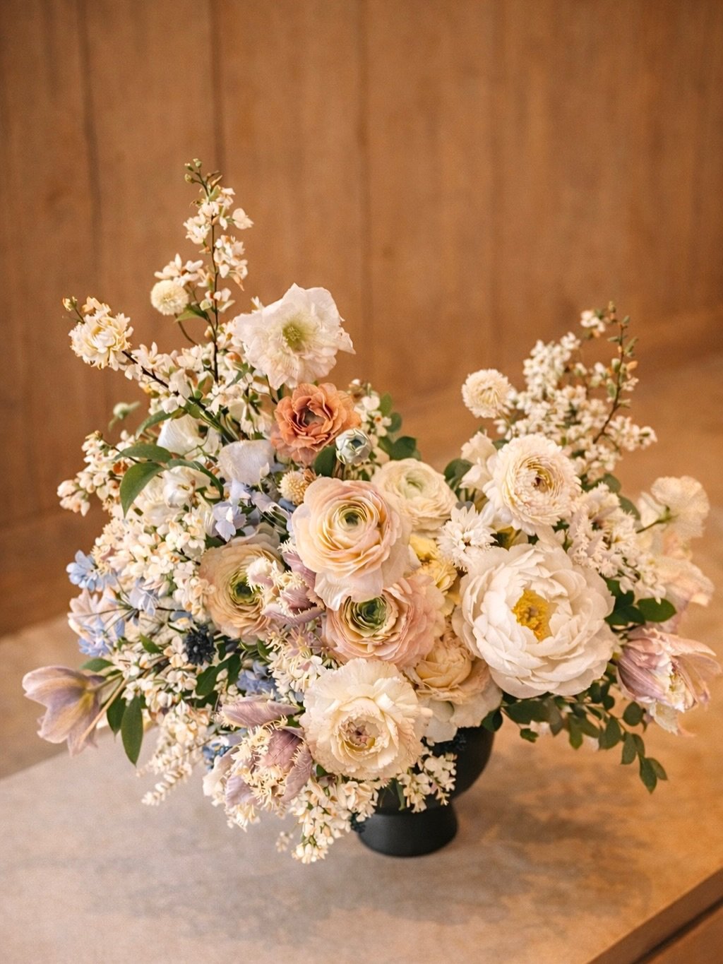 Cozy + inviting
Just a little arrangement to make the house feel like home. 
www.noovobloom.com