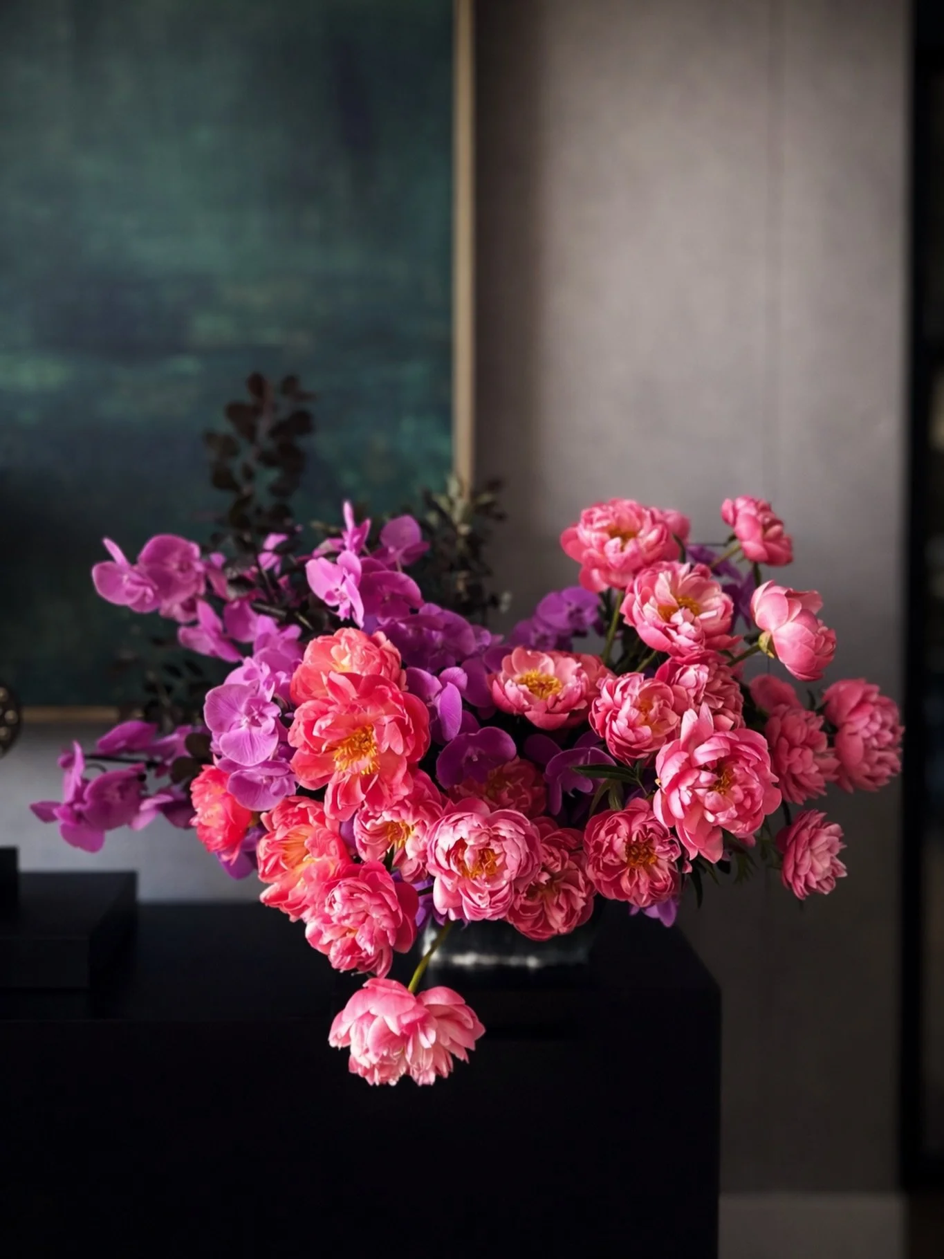 A Valentine of wild structure, quiet drama, and beauty that doesn&rsquo;t ask for permission.

@jeffreyneveinteriordesign @noovo_bloom