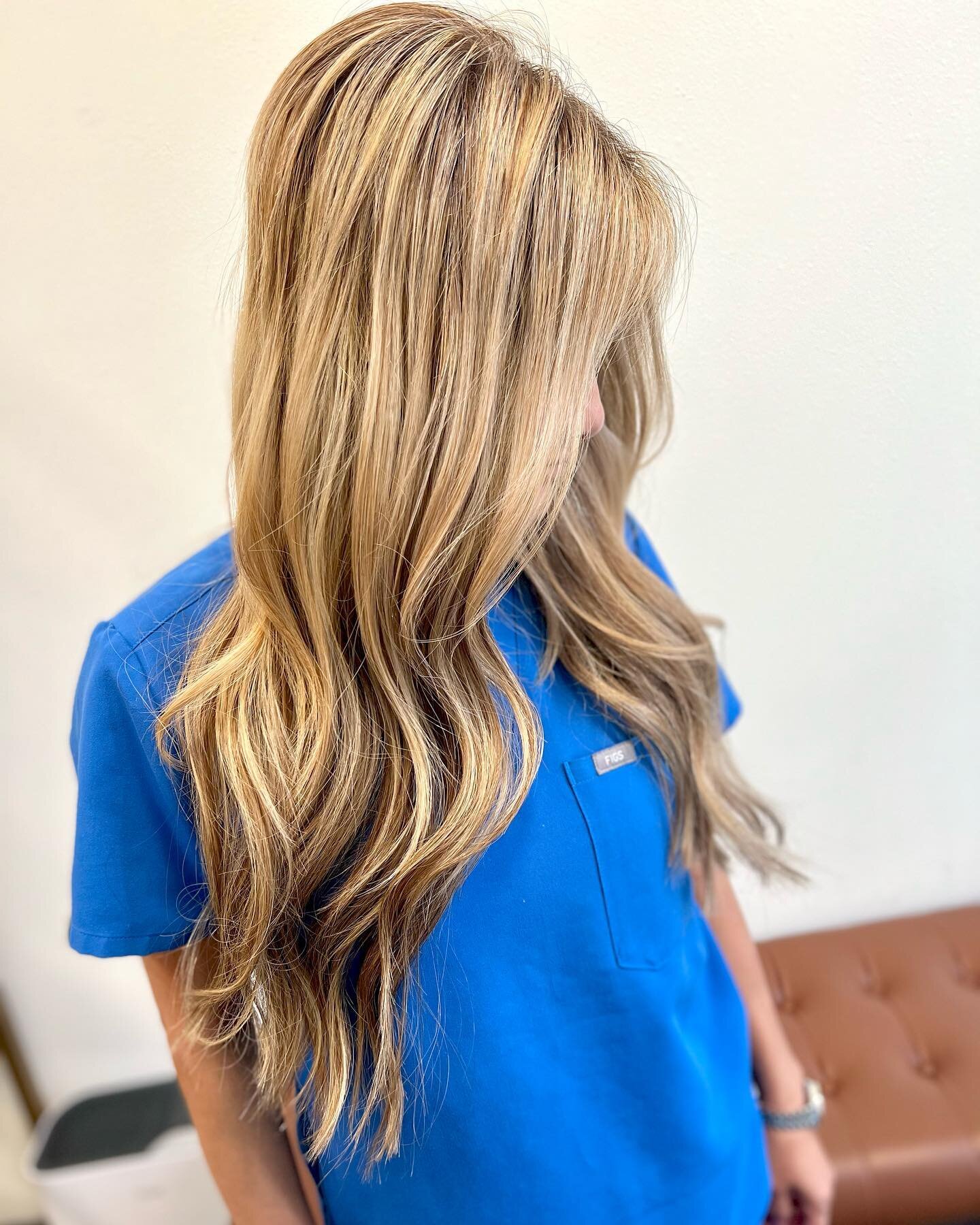 Makeover Monday! Swipe ⬅️ to see her before 
.
.
.
.
#makeovermonday #extensions #handtiedextensions #handtiedwefts #dallashairstylist #dallashairextensions #longhair #longhairdontcare #hotgirlsummer #hairbylg #beautifulhairiscontagious