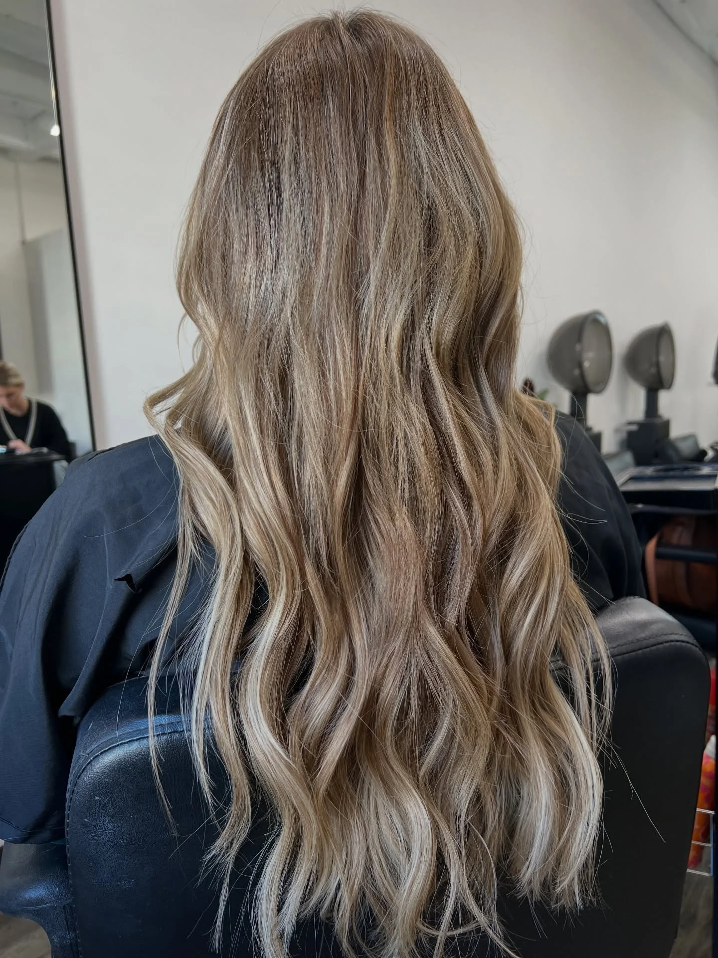 Hair for the holidays! 🎄✨ 
Swipe to see her before!

#extensions #extensionspecialist #dallasextensions #fusion #dallasextensionspecialist