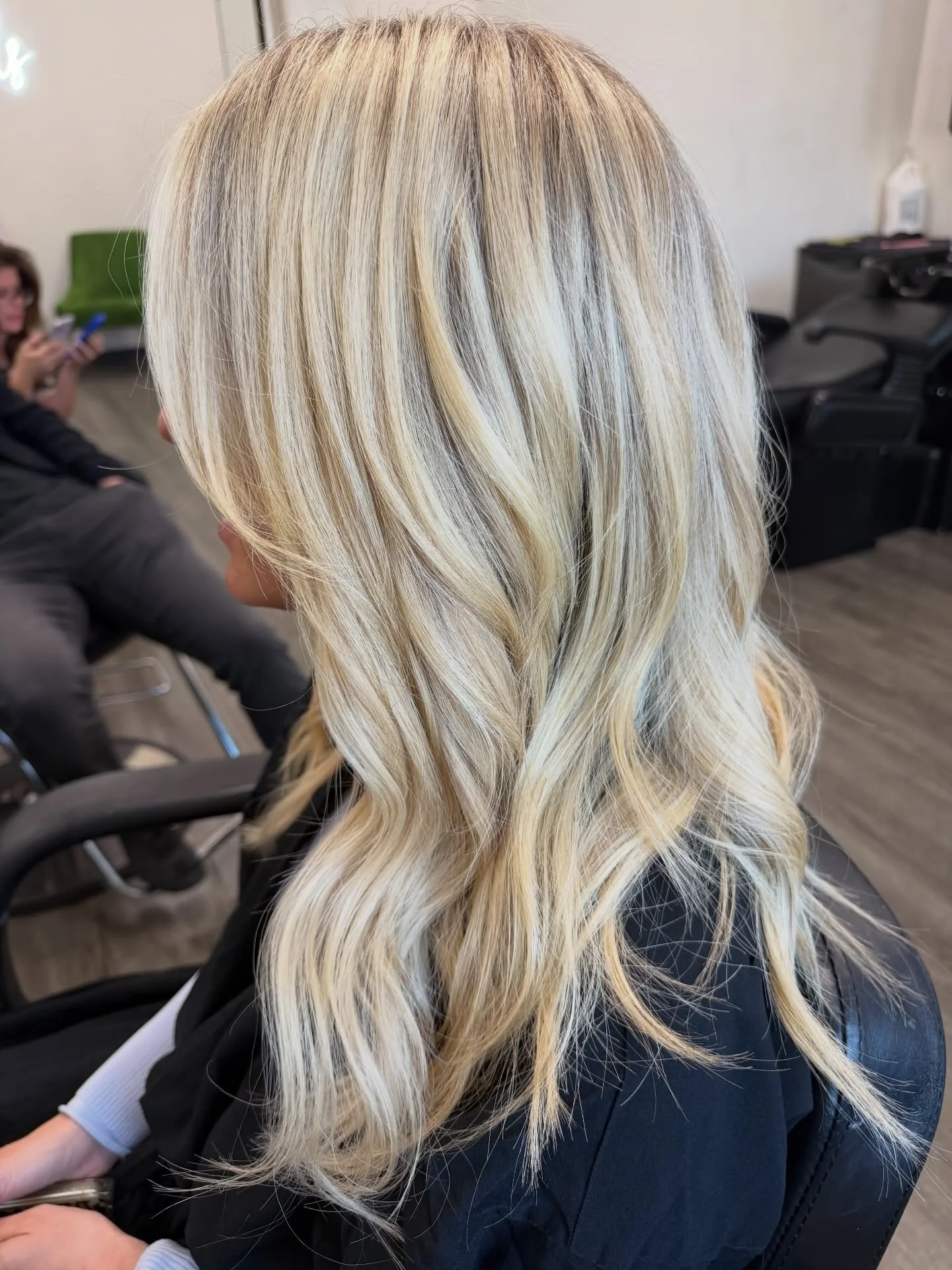 A little added + a little lifted = everything 💫
Swipe to see her before

#extensions #extensionspecialist #dallasextensions #blonde #dallascolorist