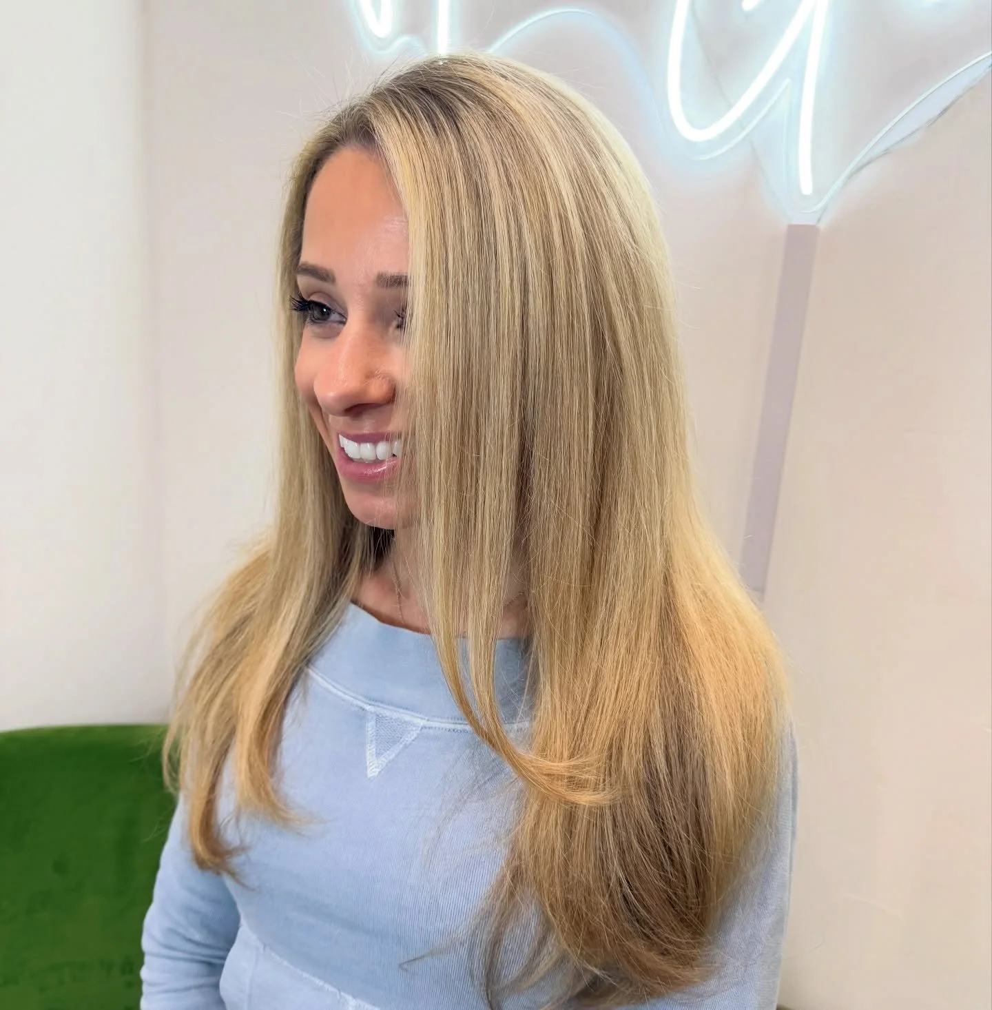 A little pop of sunshine ☀️ 

#blonde #dallasblonde #dallascolorist #haircolor #hairbylg