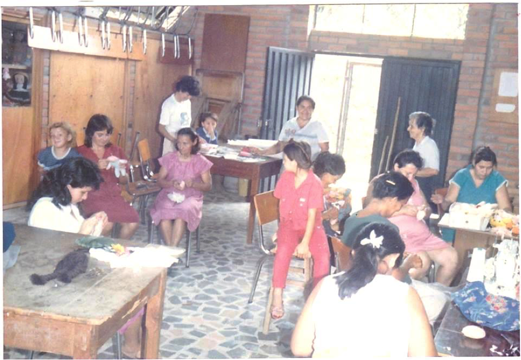 Doña Gabriela with the members of the Housewives Club during a handicraft workshop.