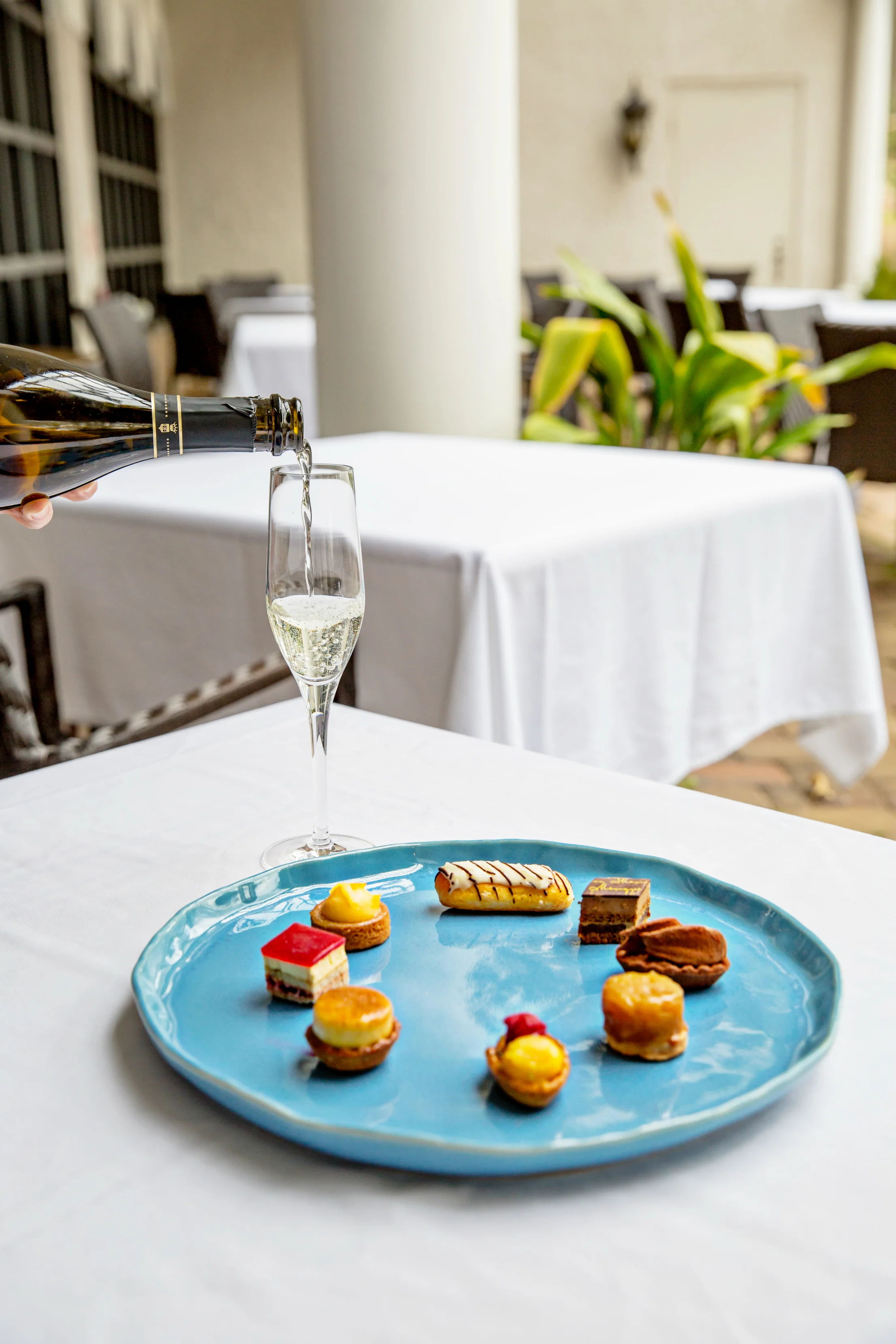 Prosecco_MiniPastry_Amenity_Outside-1.jpg