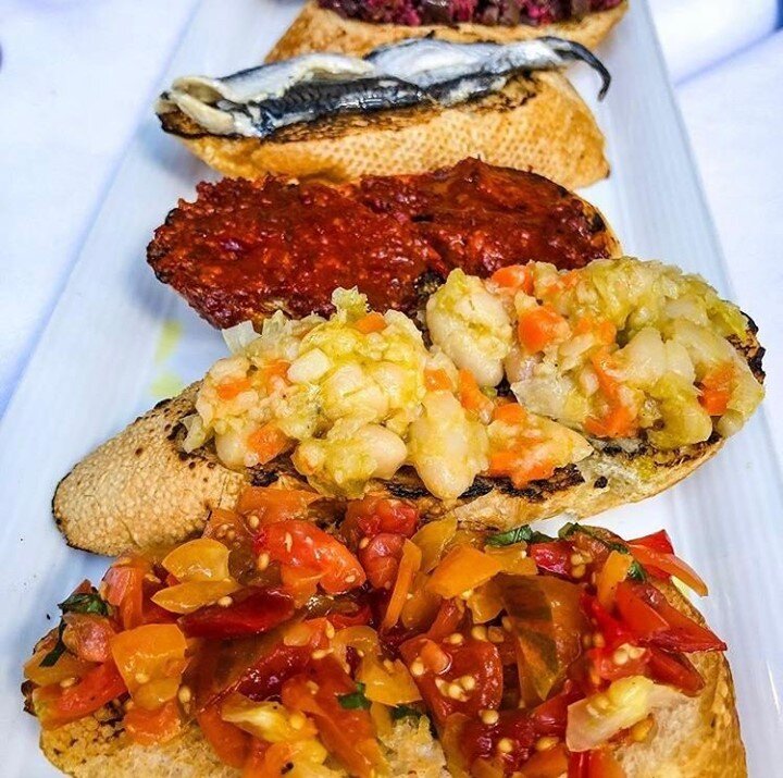 In the mood for a delicious snack with a glass of vino? Try out our many types of crostini. They're perfectly crispy from our wood-fired grill!⠀
⠀
 📷 by @chcbfoodies⠀
.⠀
.⠀
.⠀
 #ilpalionc #thesienahotel #visitchapelhill #visitnc #italian #italiancoo