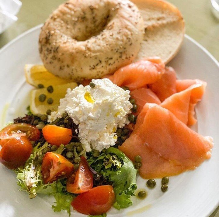 Breakfast is served! We are currently offering breakfast to-go and for in-room deliveries. A guest favorite is our  Smoked Salmon served with a plain or everything bagel, tomatoes, red onion, capers, lemon, and cream cheese.⠀
⠀
📷 by @sometimeshometa