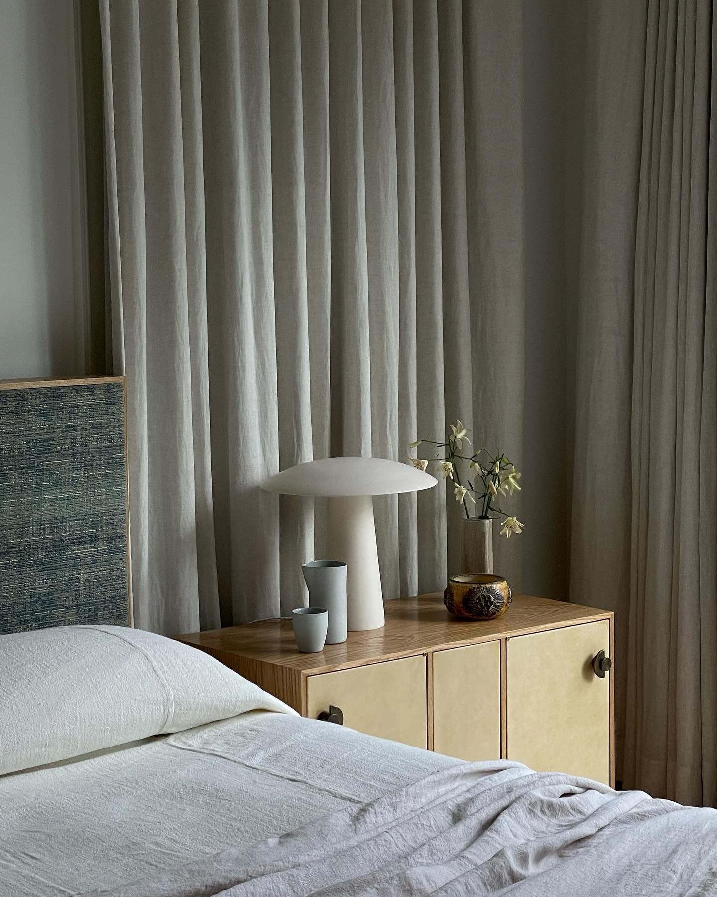 Sag Harbor. A corner of the Main Bedroom, filled with gorgeous ceramics both vintage and contemporary. And includes a lamp by one my favorite living artists, Jos Devriendt from @demischdanant. Photograph and styling by @colinking. #sandraweingort