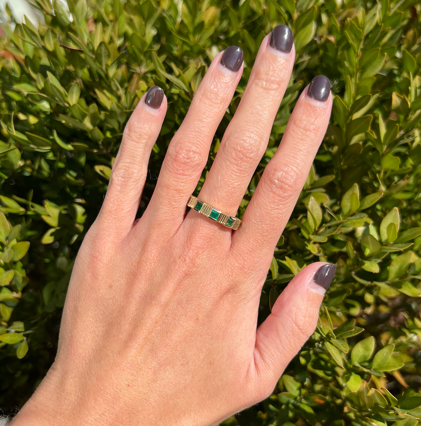 Retrouvai Pleated Carrie Cut  Five Stone Pleated Band with  Emeralds