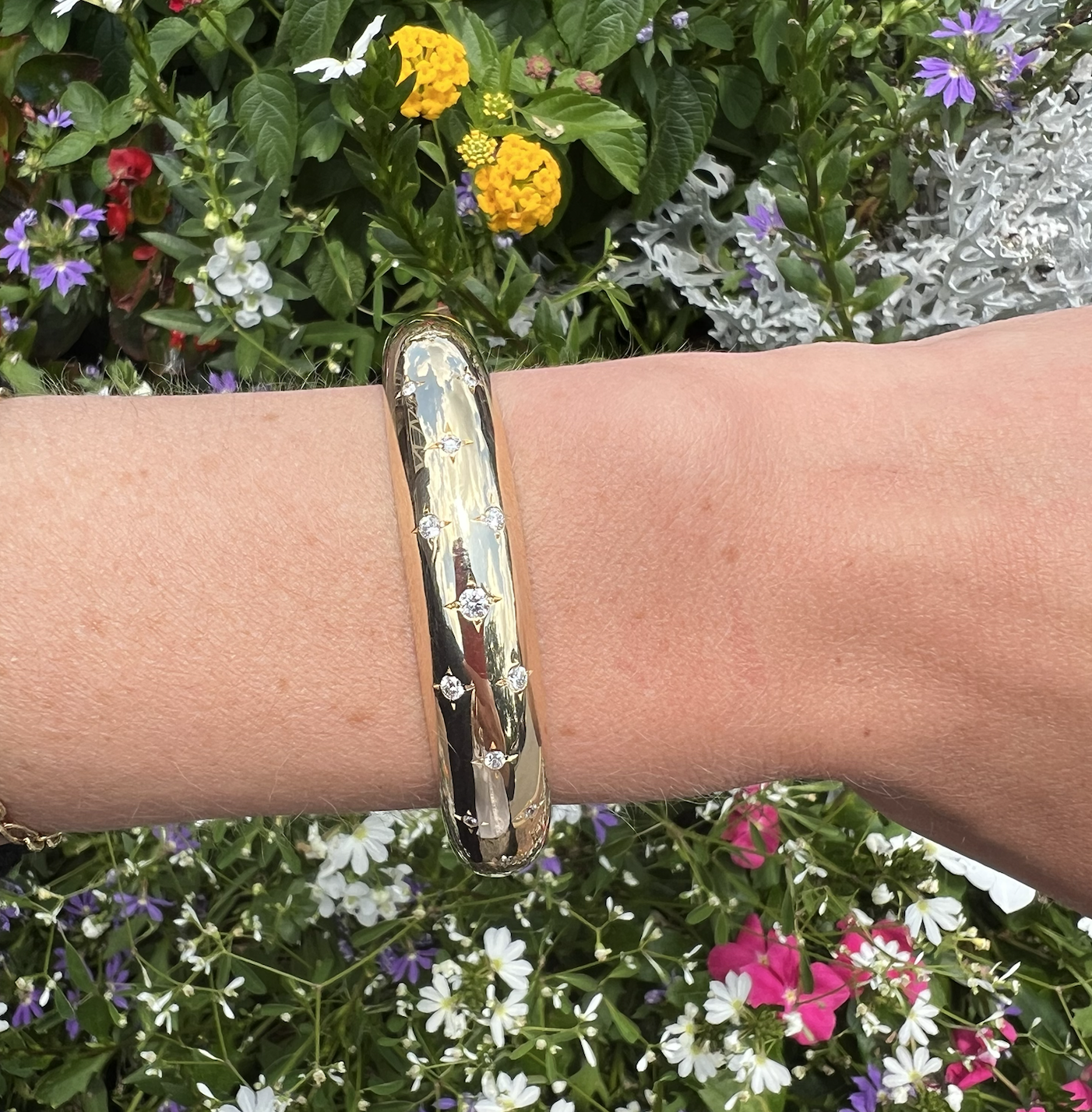 Zoe Chicco 14K Medium Aura Cuff Bracelet with Graduating Star Set Diamonds