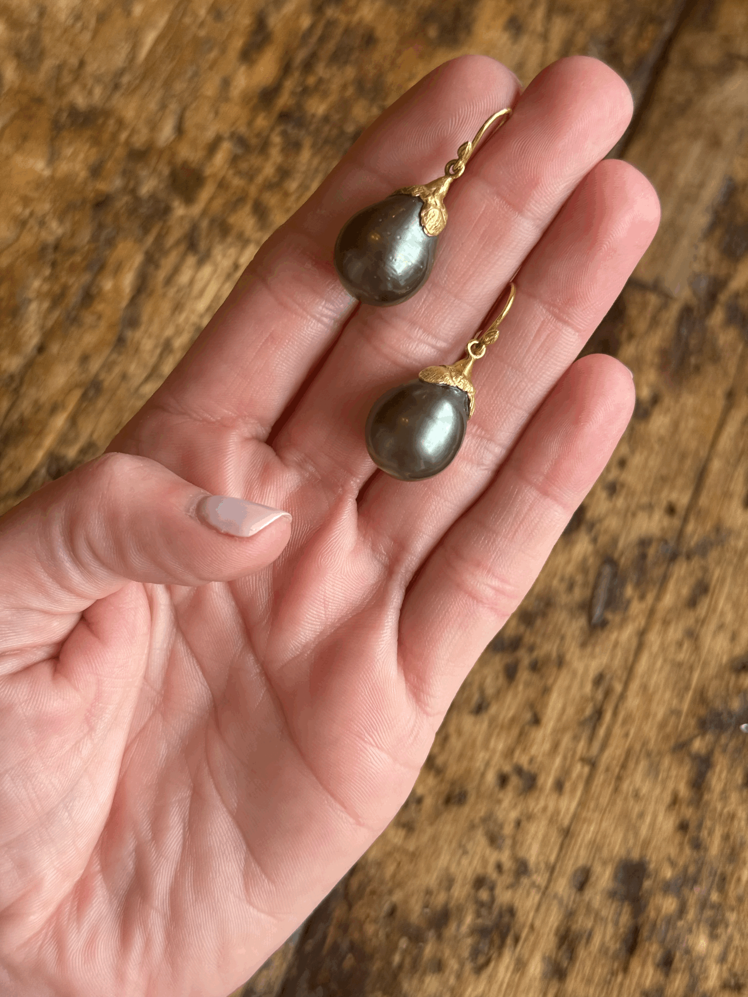 Gabrielle Sanchez Large Dark South Sea Pearl With 18K Yellow Gold Leaf Top