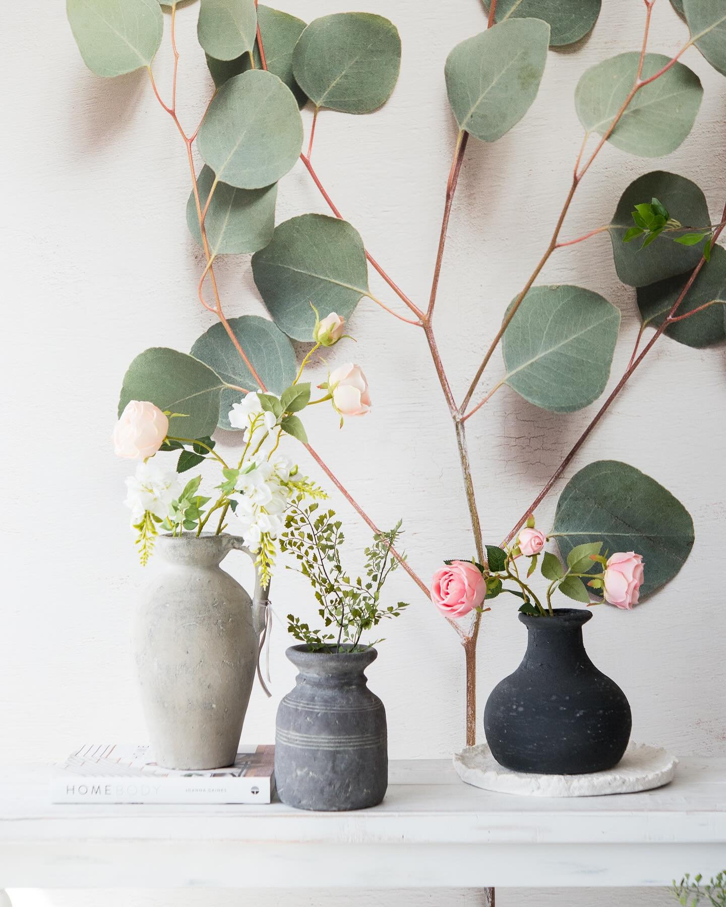 q+a

q: how many vases is too many vases?

a: trick question. 😉 

especially when they&rsquo;re this texture clad. 👏🏻👏🏻👏🏻

#carefullycurated #interiordesign #thoughtfullycreated #homedecor #livebeautiful #liveinspired #whitehillhome