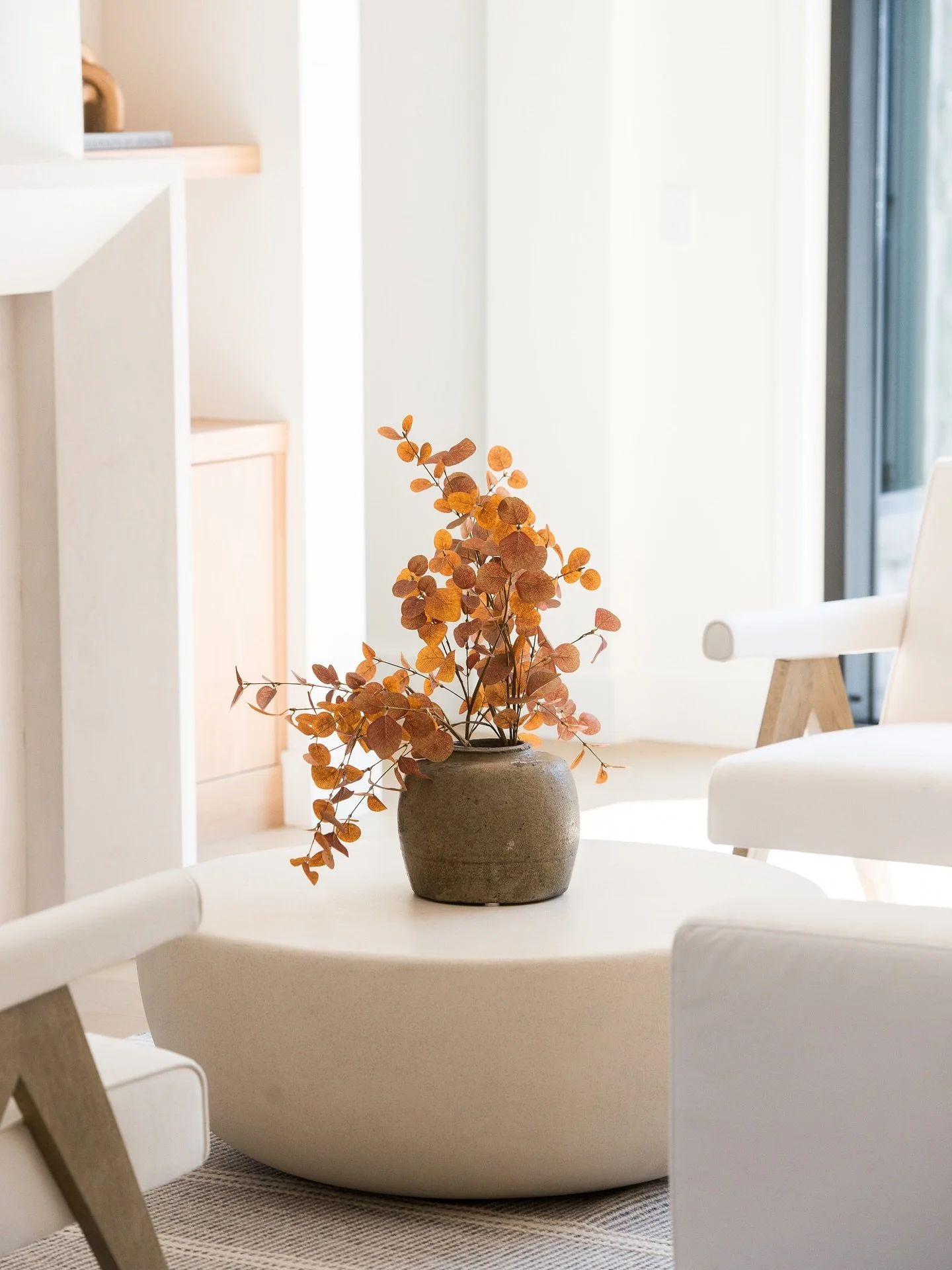 hello october. 🍂

i have a feeling you&rsquo;re going to be beautiful. 

featured here &bull; the &lsquo;haricot&rsquo; vintage bean pot + faux euca stems &bull; the perfect fall combo. 🍂

#carefullycurated #homegoods #designwithintention #fallstyl