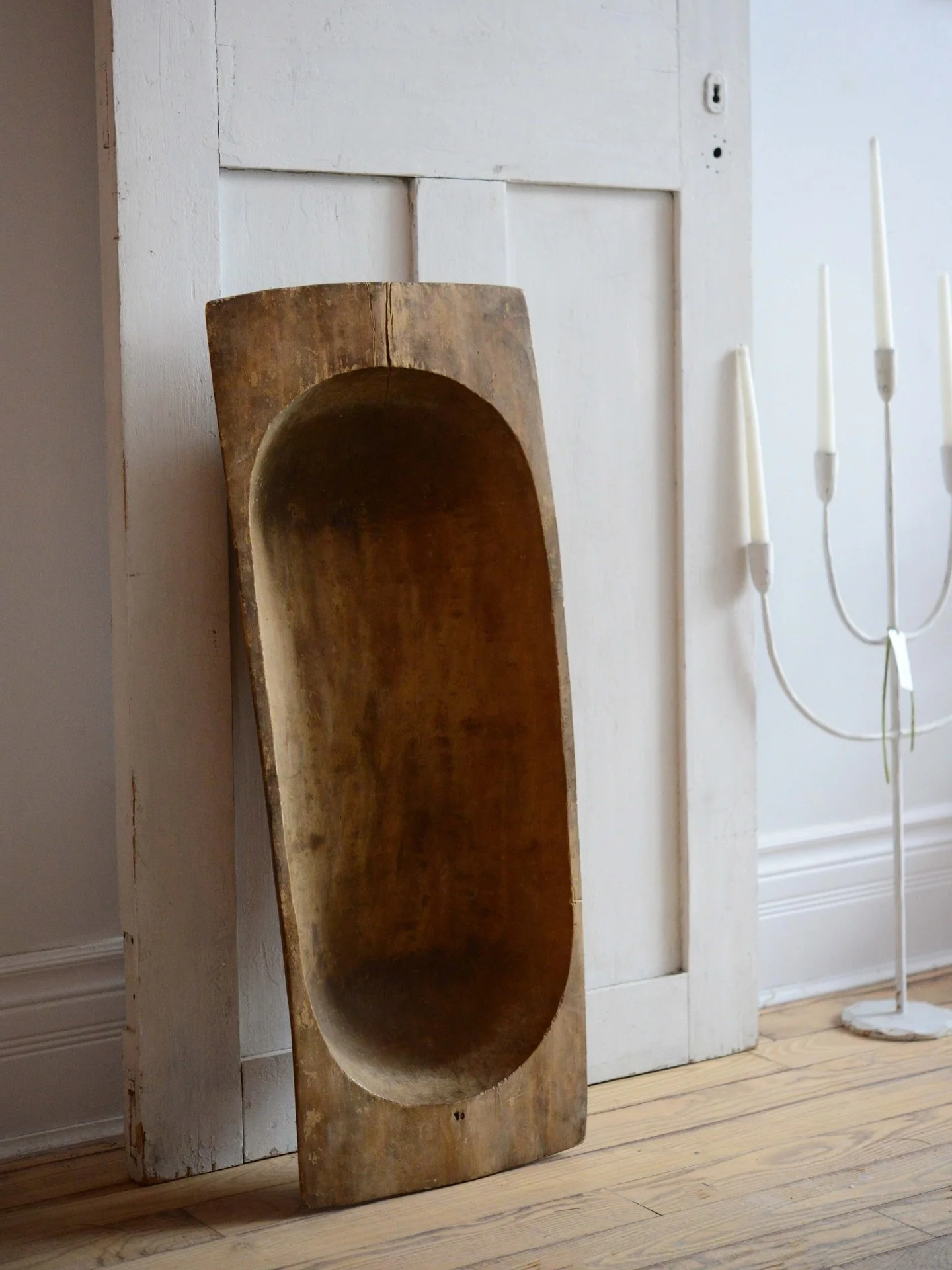 the art of antiques. 

a new antique oversized dough bowl has hit the shop floor, circa 1860, from germany. and it&rsquo;s a standalone stunner, guaranteed to make a statement wherever featured. no styling needed. 

#designwithintention #livebeautifu