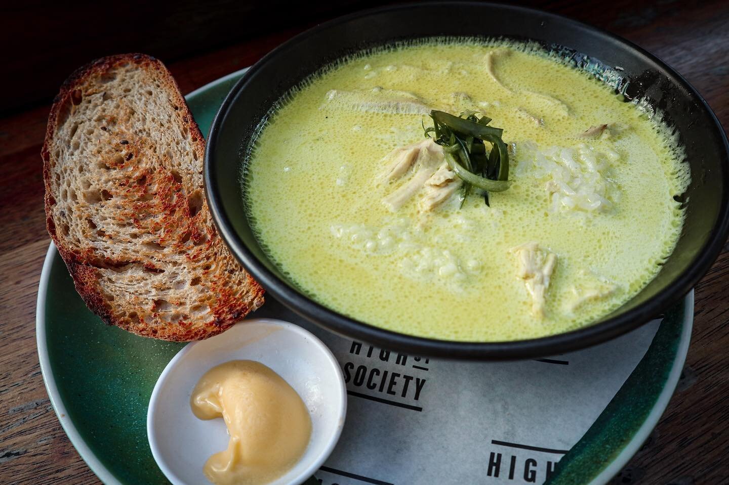 If you LOVE a bowl of warm goodness, you&rsquo;re going to savour our Coconut, Ginger and Lemon soup.
.
.
.
#sydneyfood #brunchtime #coconutsoup #sourdoughbread #warmandcozy #soupseason