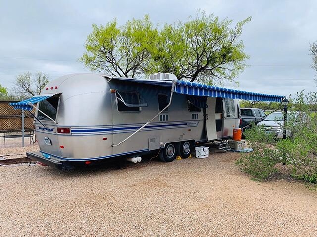 For those that don&rsquo;t know... we&rsquo;re officially Texans again! 🎉🎉🎉 #lorettajune is keeping us safe while we self-quarantine for a while, and honestly... it&rsquo;s wonderful! .
.
.
#meeksofthemountain #inspiringanadventuremovement #lorett