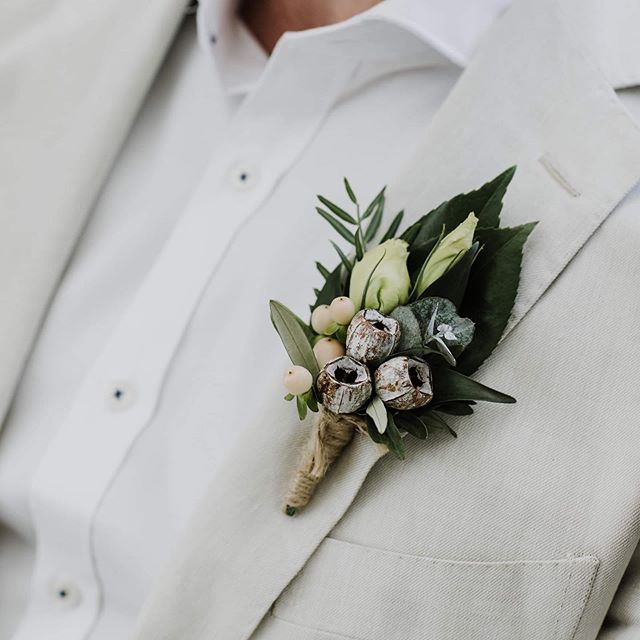 Kate &amp; Paul 💚 ... Boutonni&egrave;re love 🌿