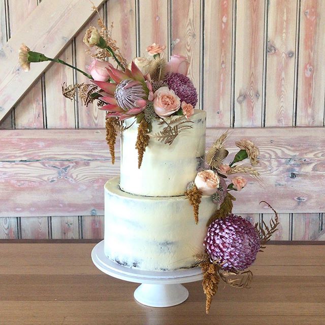 🎂 + 🌷 = 🤤

Our friends from @thefarmyarravalley have created a VEGAN wedding menu!! ... and yes, this is a vegan wedding cake too 😍🤤 yummm!
