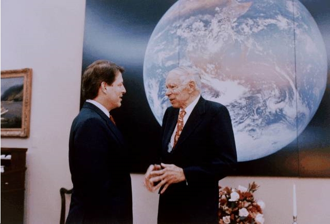 Al Gore con The Blue Marble en su despacho, 1993.