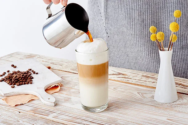 Der Kaffee ist nichts für schwache Nerven, denn wie schon die hübsche beige Verpackung verrät, hat der Kaffee 4 von 5 Bohnen als Stärkeindikator und das schmeckt man auch. Aber: er schmeckt nicht bitter und schlägt nicht auf den Magen! Ich persönlich bin mit den Jahren immer mehr zu kräftigeren Sorten gewechselt und trinke meinen Kaffee seit ca. 3 Jahren nun ganz ohne Zucker und nur mit etwas Milch, bzw. als Latte Macchiato.