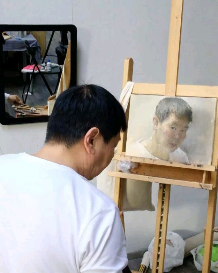 Our friend @dongli_lidong working on his self portrait during the @nerdrumodd @nerdrumforever Master Workshop held in #florence in 2019.

Dong Li is a professional painter, member of several art associations including the American Portrait Painting A