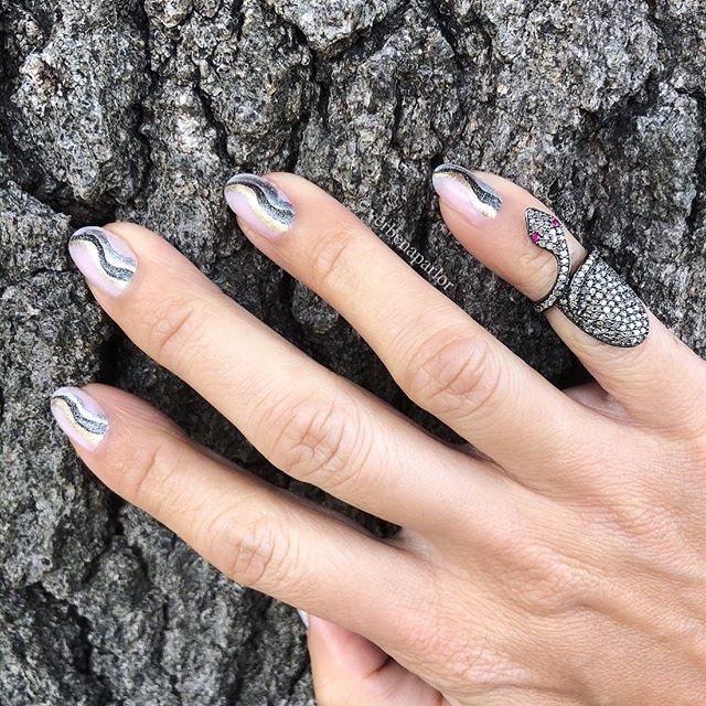 We&rsquo;re slithering into one of our favorite time of the year...🍁
.
Nail artist: Corrine @getslayedbycece
Using @dazzle_dry
Ring: @ledragondor