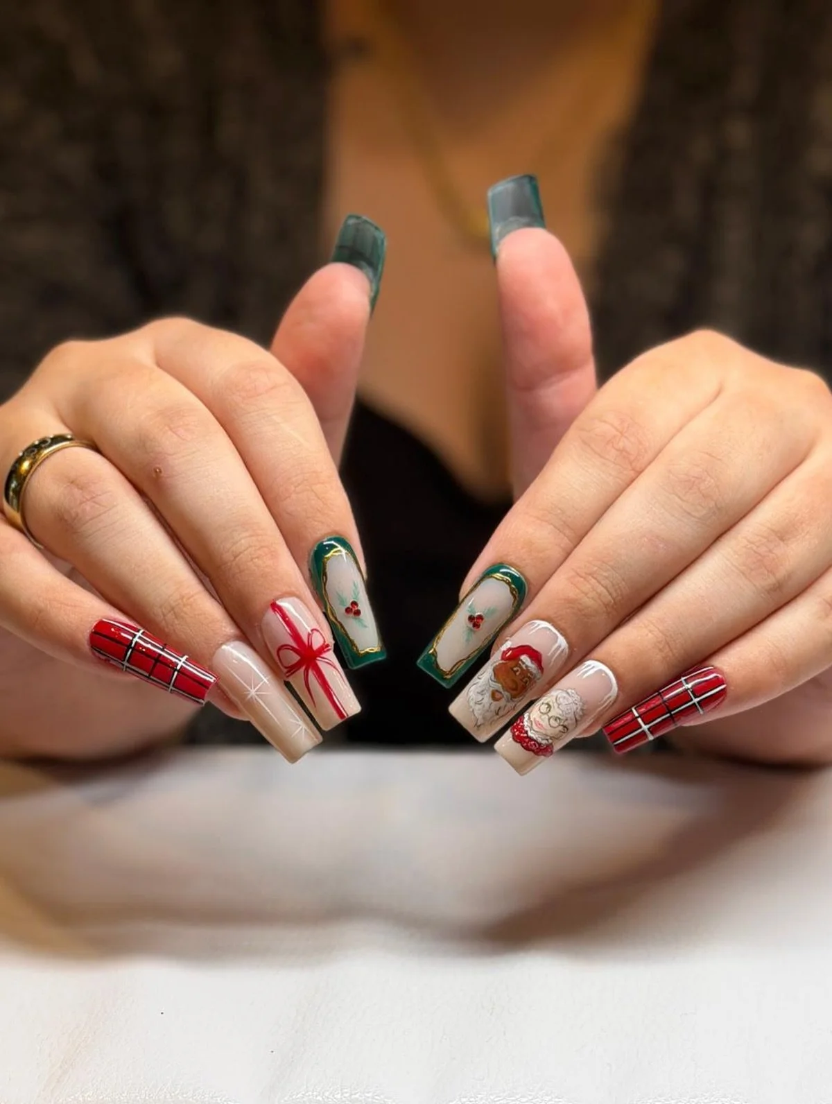 🧑🏼&zwj;🎄 This set is full of tiny Christmas details that make you want to stare at your hands all day.

The holiday dream nail set you have been saving to your inspo board? We can do that! 😁

Nail artist: Hannah @theyluv.nailsbyhannah
Book tier 5
