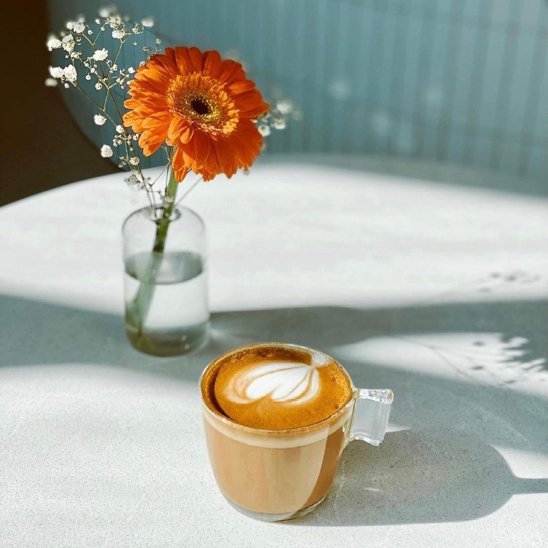 Morning coffee, cozy atmosphere, and a little art on top ☕️🌼

There&rsquo;s something about a freshly poured latte that makes you slow down for a second. 
Coffee isn&rsquo;t just a drink. It&rsquo;s a pause, a reset, a small daily ritual that feels 