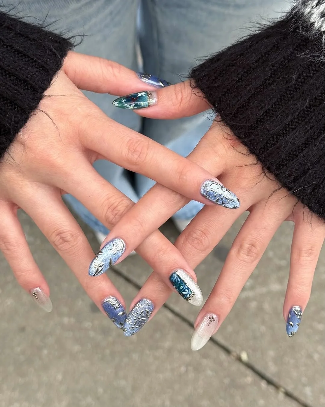 We love cool tones with intricate detail. 💙💠
Layered textures, soft shimmer, and hand drawn elements that make every nail feel different.

Book your custom nail art set today and let us create something made just for you.
📍 Uptown Dallas, Texas
💻