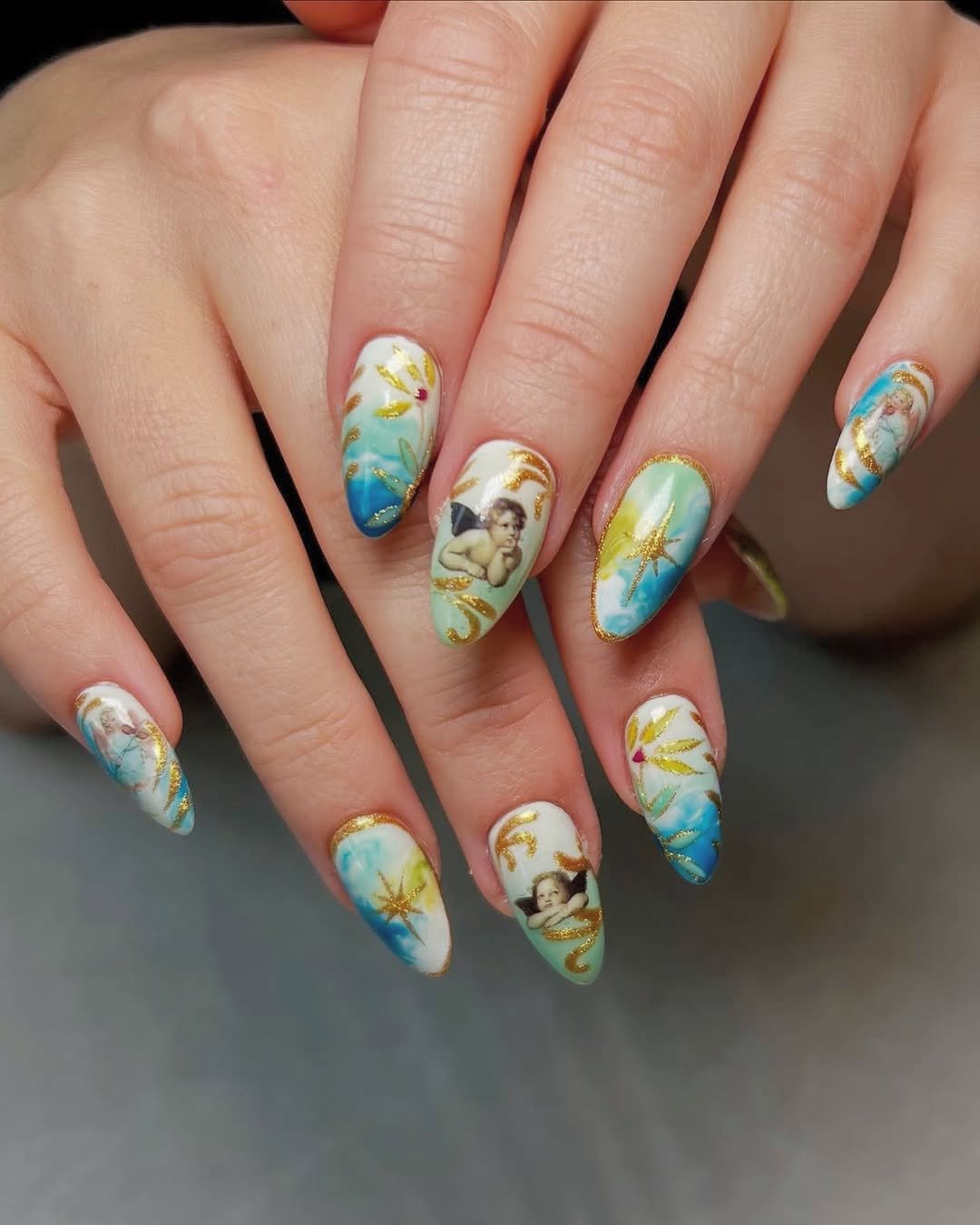 Tiny works of art inspired by the renaissance era ✨🎨
Soft blues, gold accents, cherub details, and hand painted designs come together for a set that feels elegant, artistic, and timeless 💅🤍

Nails by @nailzbykarebear

Book an appointment with us
?