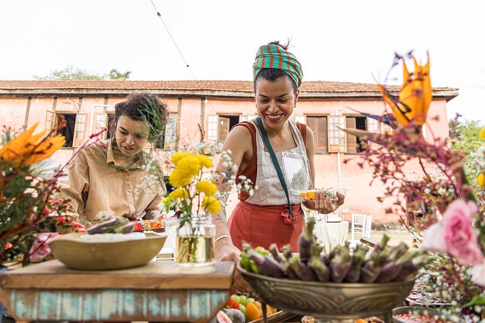 Quer trabalhar com a gente?! ✨👩&zwj;🍳

A @cosmicacozinha est&aacute; &agrave; procura de talentos culin&aacute;rios que acabaram de se formar em gastronomia ou que tragam na bagagem pelo menos 2 anos de experi&ecirc;ncia na cozinha.

No momento, te