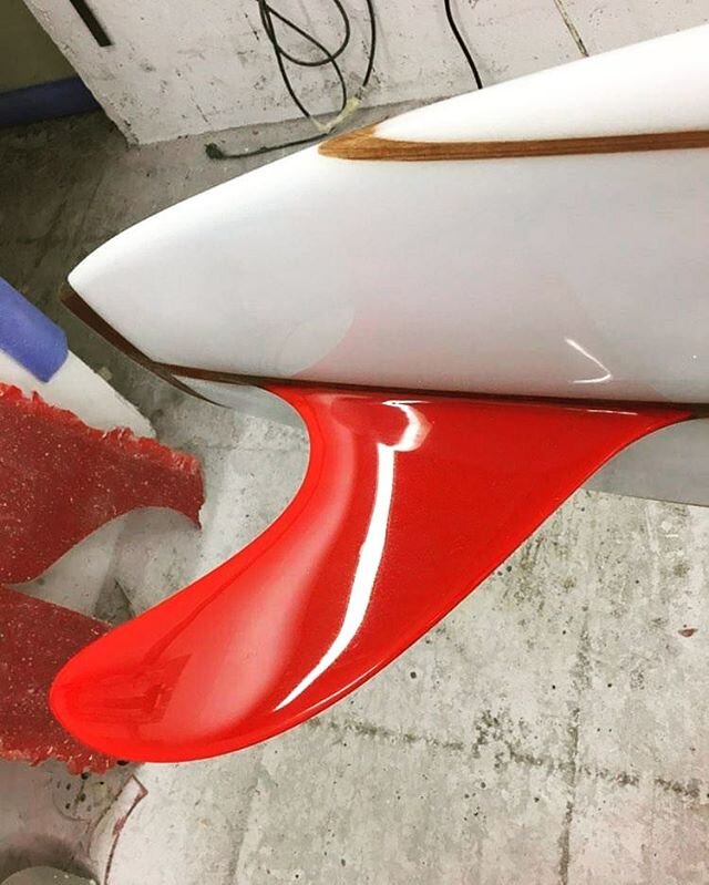 Classic minou. 9'9 x22 1/2 x 3 1/4.
This is a classic version of the minou speedshape, inspired from 60's designs G&amp;S / Phil Edwoards. It's all handmade, rocker/stringer, exotic wood tail block and fiberglass hand foiled fin. From start to finish