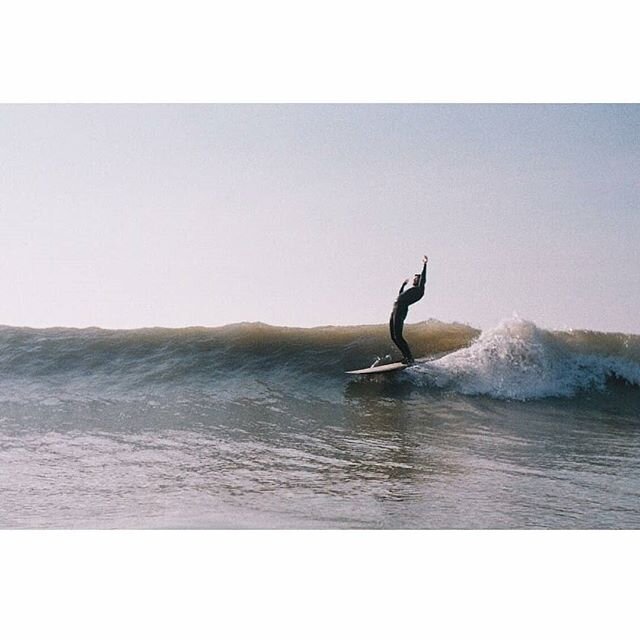 Miss that winter sessions ! 
Thanks Alice for the photos and hundreds of sessions with friends ! @alicevedrine shot on film on a wave that only exists on this roll of film...