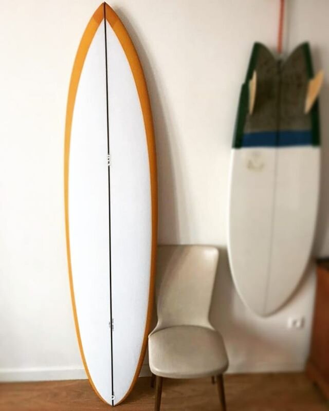 Here is a variation of the Carcabueno template model. Wider tail / low rocker/ twin fin. As a lot of peolple ask me these days, i made it happen ! Thanks @charles.dnd ;)