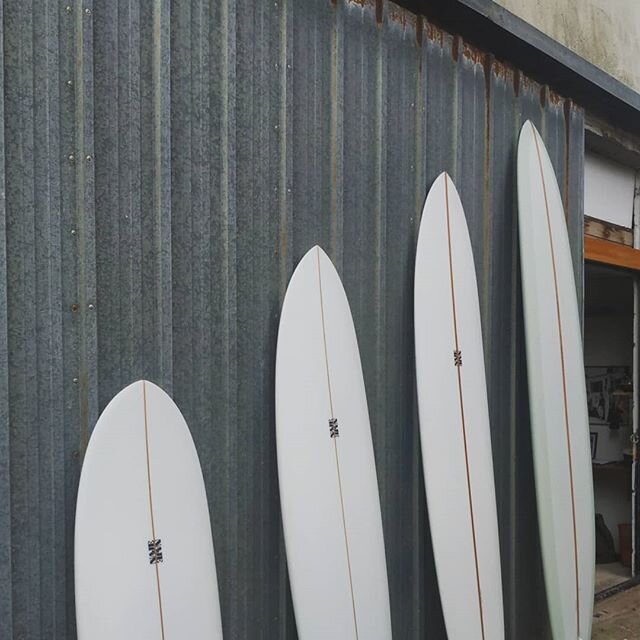 New boards out of the workshop. Clear resin, no tint is probably the best way to watch and analyse  a final shape. 
@colorsofsurfing 
#handshapedonly