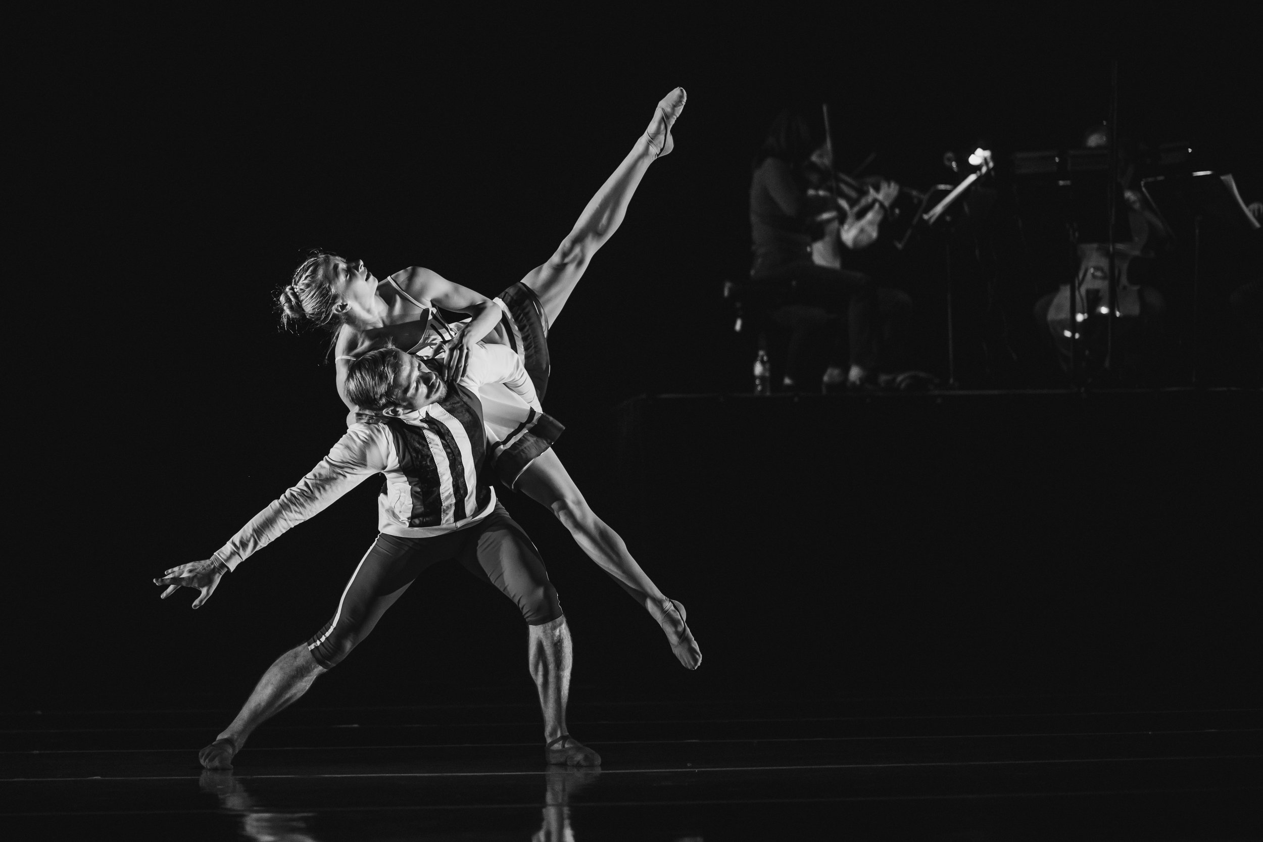 Wonderbound-dancers-in-Company-Artist-Sarah-Tallman_s_Read-The-Signs_in_Cupid_s-Playground-with-the-Colorado-Symphony_photo-by-Amanda-Tipton_201935.jpg