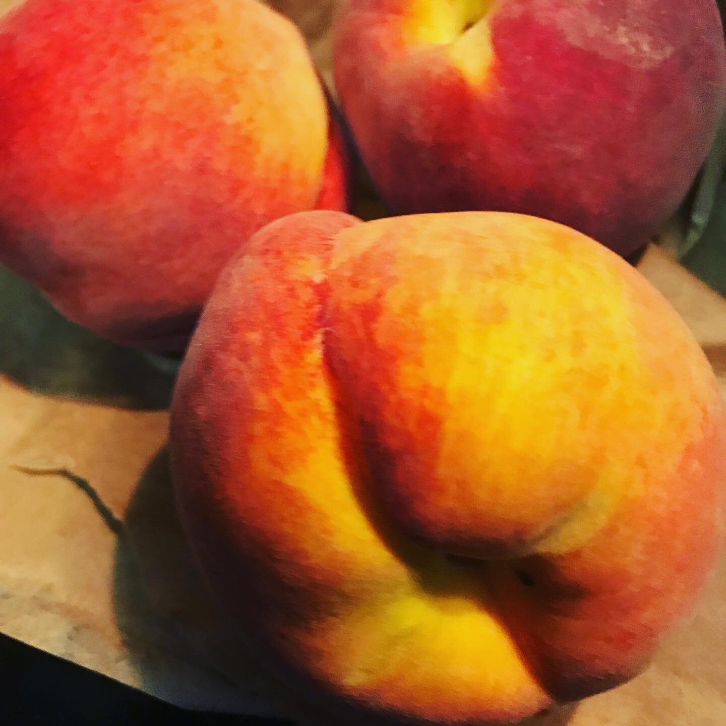 Freestone peaches from Holly Hill in today&rsquo;s @thetwentybag 🍑🍑🍑Take a 👀 at the rest of Harleston&rsquo;s haul + recipes over at sweetgrassandgrits!