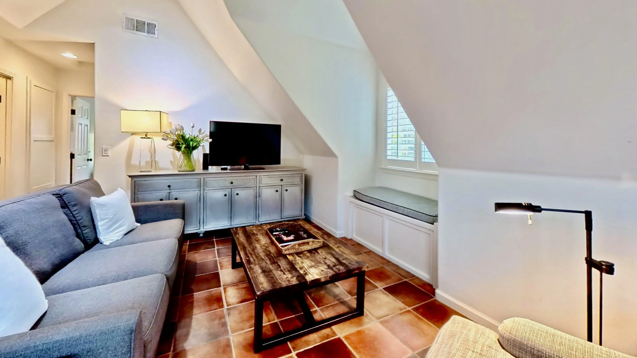 Living Area - 842 Hunt Ave(4).jpg