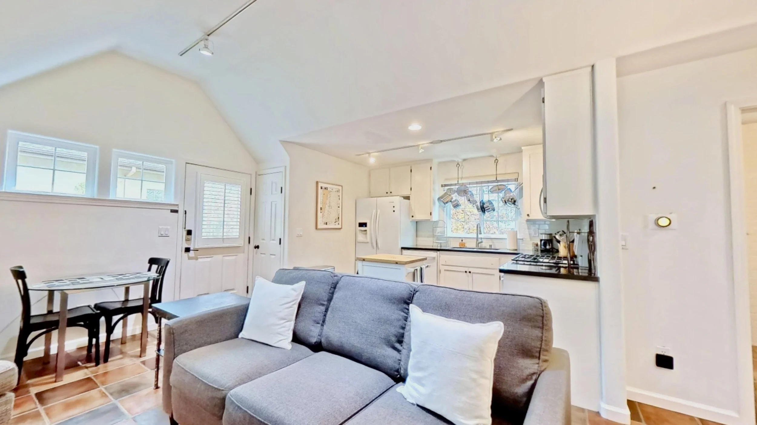 Living Area - 842 Hunt Ave.jpg