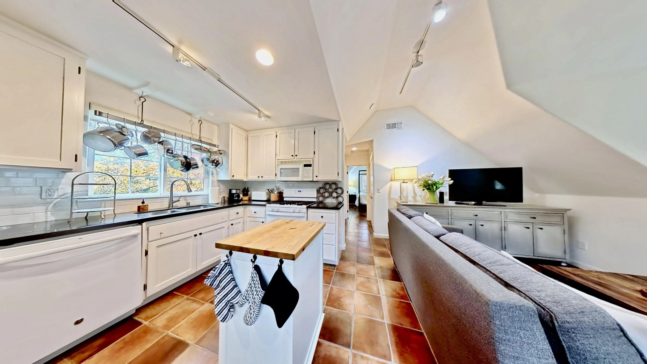 Kitchen - 842 Hunt Ave(6).jpg