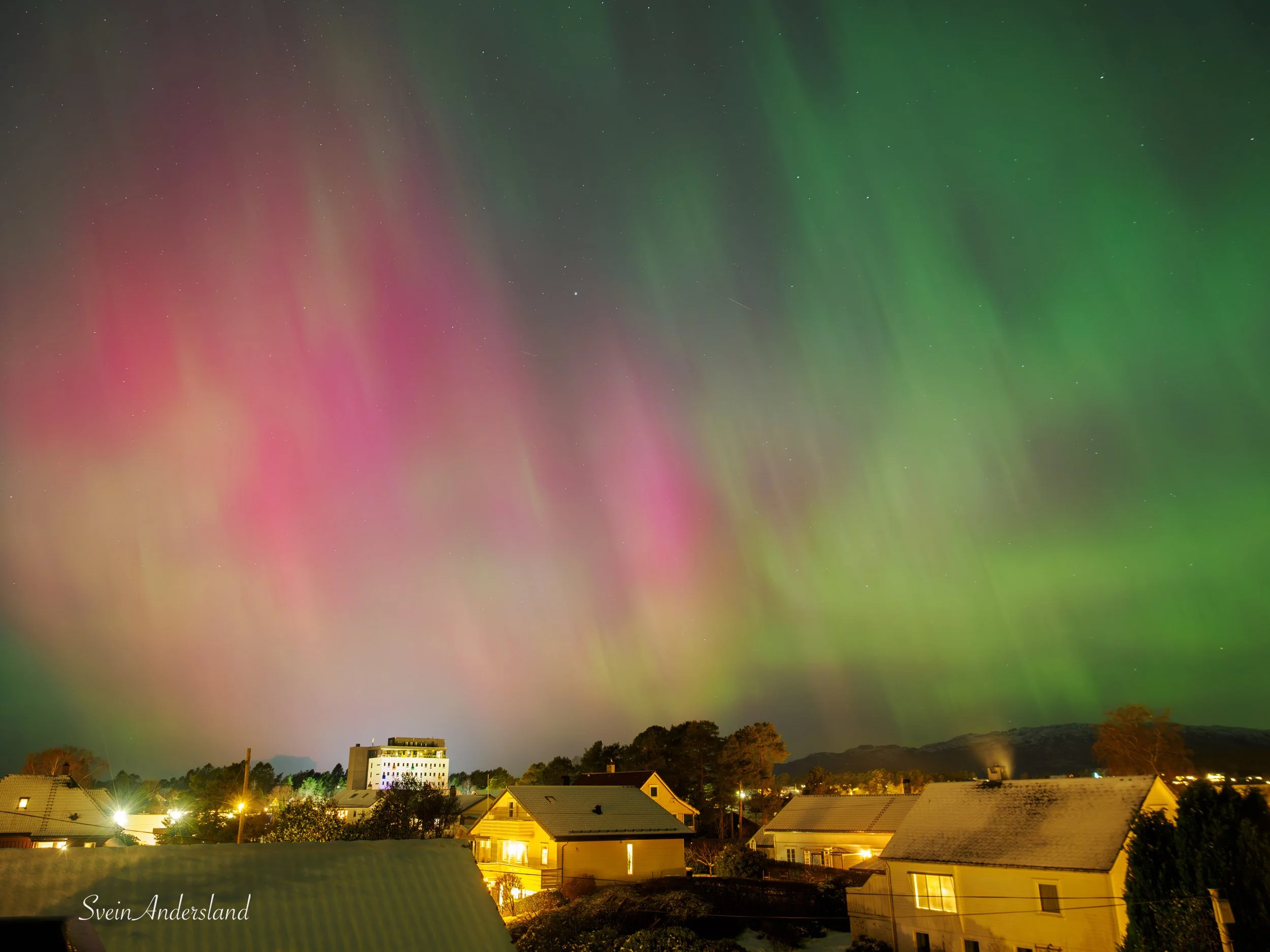Nordlys over Leirvik og Stord Hotel