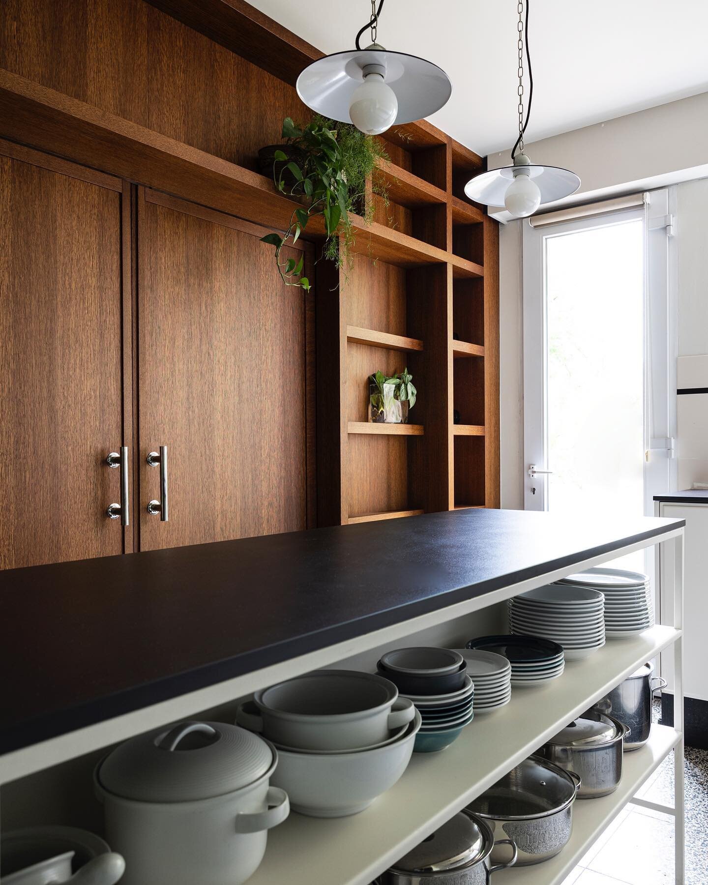 This kitchen is made for a 'buffet' style of presenting the food. Cooking pots can be placed directly on the Dekton worktop. The dinner plates are within reach.

A good flow saves you time, energy and frustration.
The research to find the perfect fit